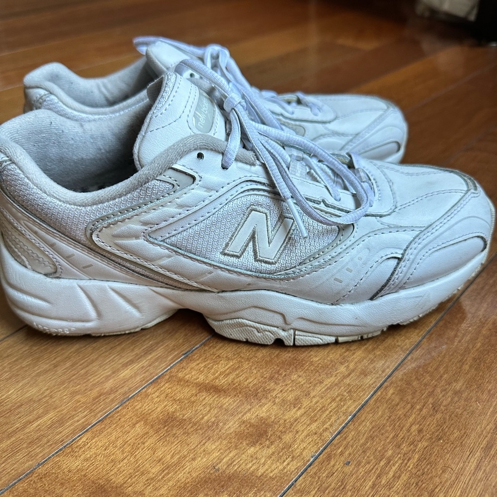 New Balance 452 size 9 Ivory